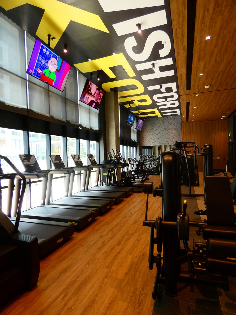Gimnasio con paredes terminadas y espejos